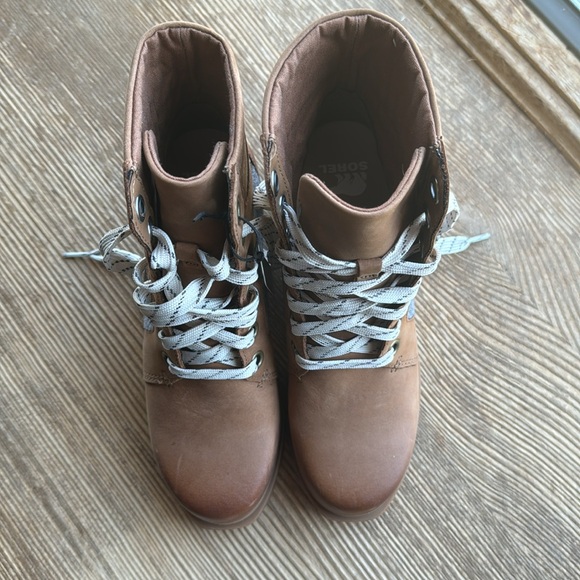 Brand new Sorel Joan of Arctic wedge III Lexie. Caramel Brown and gray in color - Picture 2 of 10